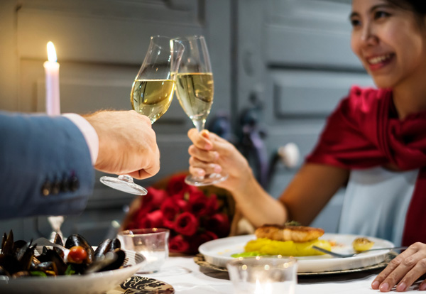 男性とシャンパンを飲む女性