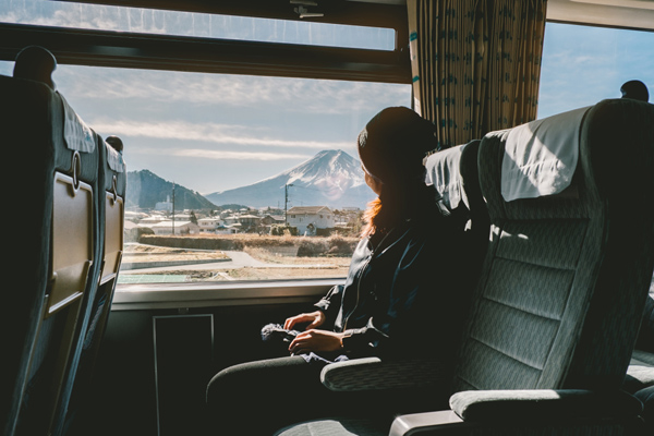 電車に乗る女性