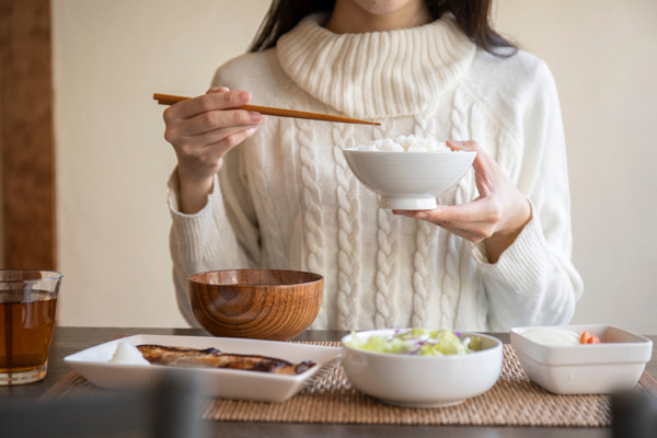 食事をする女性