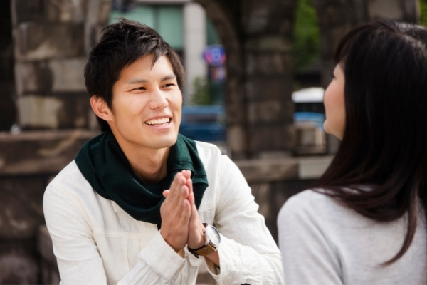 お願いする男性