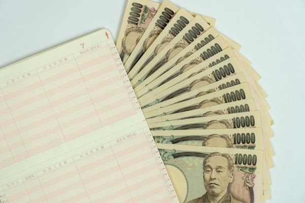 預金通帳と現金