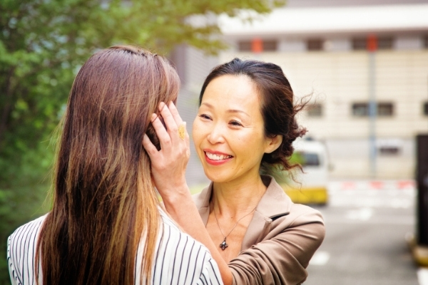 笑顔の母と娘