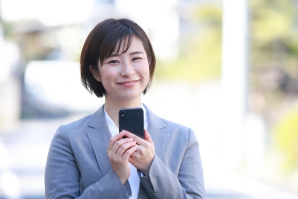 スマホを持つ女性