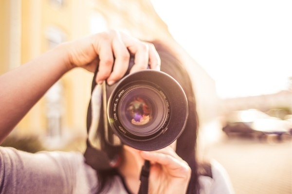 写真を撮る女性