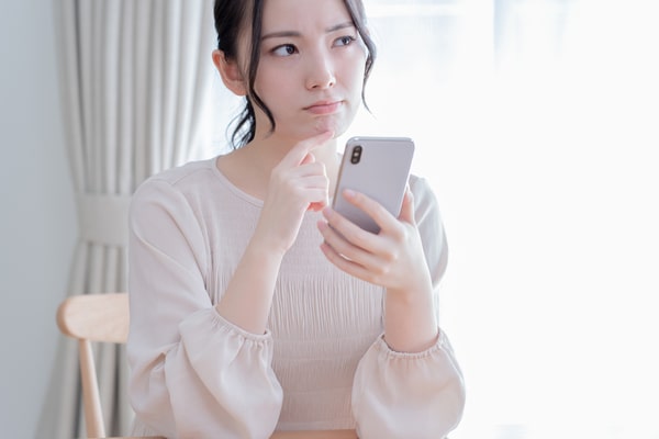 疑問の表情を浮かべる女性