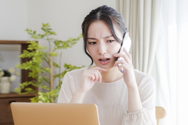 電話中に困惑の表情の女性