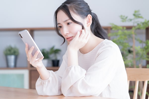 スマホを見る女性