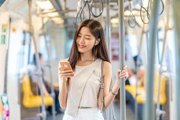 電車に乗る女性